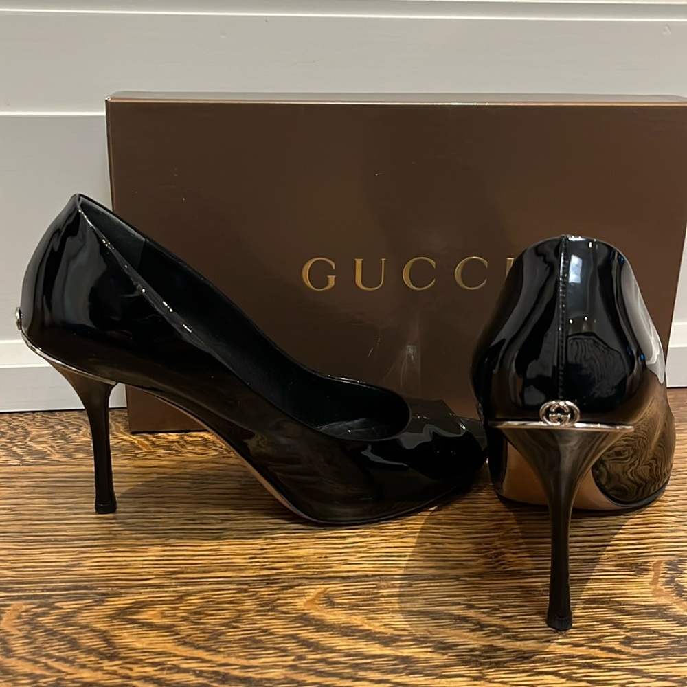 GUCCI elegant patent leather peep toe heels